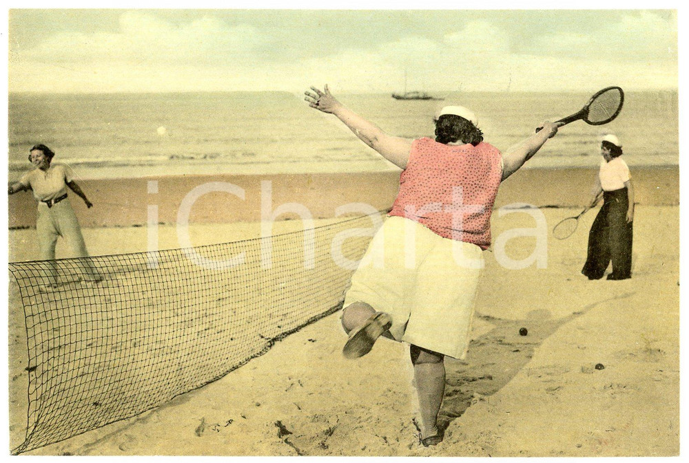 1950ca FRANCE - HUMOUR Fat woman playing tennis on the beach - Postcard FP NV  Cartolina postale d'epoca, non viaggiata.CONDIZIONI: FAIRFORMATO: FP    originale e autentica 1