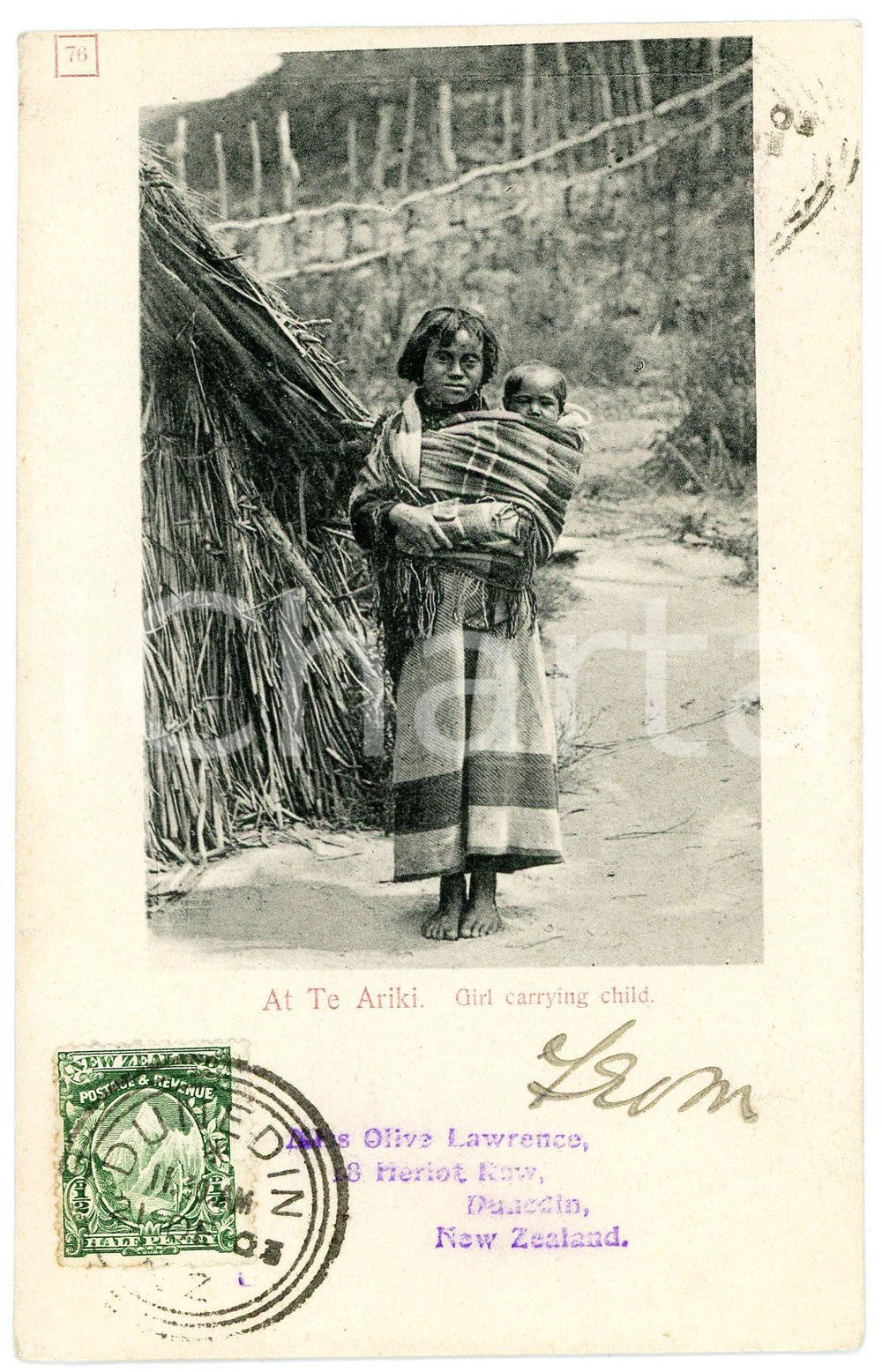 1904 DUNEDIN (NEW ZEALAND) At Te Ariki - Girl carrying child - ETHNIC postcard  Cartolina postale d'epoca, viaggiata.CONDIZIONI: G (minima sbrecciatura angolare)FORMATO: FP    originale e autentica 1