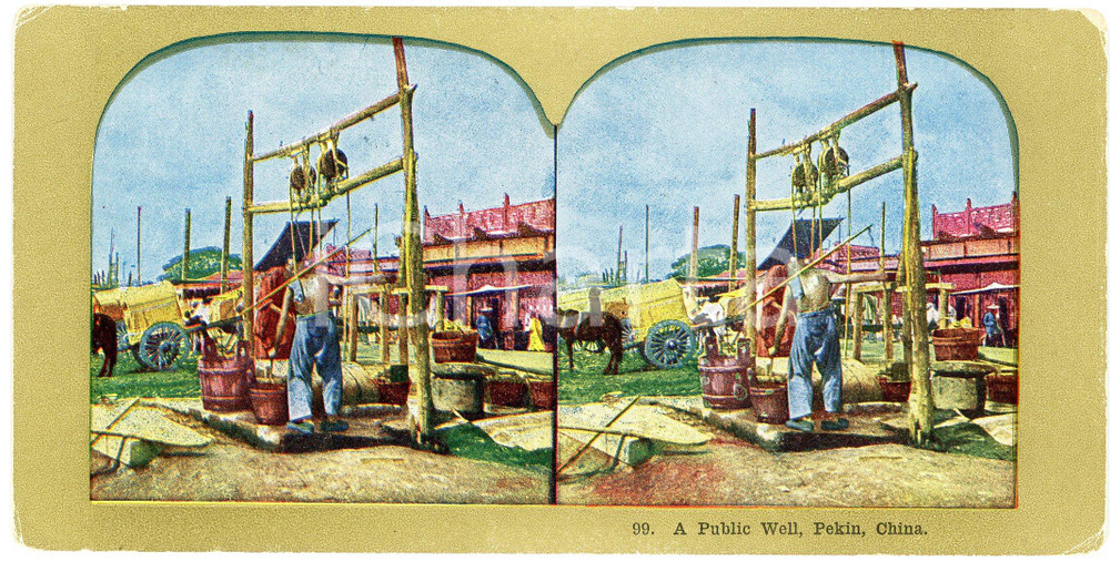 1905 ca PEKING (CHINA) A Public Well - Coloured Vintage Stereoview 99 Fotografia stereoscopica d'epoca, su cartoncino.FORMATO: 18x9 cmCONDIZIONI: F (smussature angolari)    originale e autentica 1