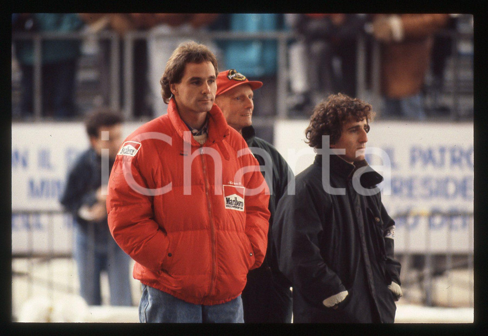 Gerhard BERGER Niki LAUDA Alain PROST - FORMULA 1 1990 ca 35 mm vintage slide Diapositiva d'epoca, in formato 35 mm.CONDIZIONI: GOODE' severamente vietata la riproduzione. Tutti i diritti sono riservati. ICharta mette in vendita, sul negozio eBay e in esclusiva sul sito "icharta" il proprio archivio composto da numerose diapositive e negativi fotografici d'epoca, tutti originali e autentici, che attraversano la storia del costume italiano tra gli la fine degli anni Sessanta e Novanta.Si tratta di uno sguardo inedito sull'attualità, la politica, la vita quotidiana, il gossip e la cultura, che fotografa il cambiamento della nazione in quest'ultimo scorcio del XX secolo. Un'occasione unica per il mercato del collezionismo, che vede finalmente disponibile un archivio eccezionale per vastità, tematiche e condizioni, in un settore (il negativo fotografico e la diapositiva) di assoluta novità e dalle interessanti prospettive di investimento.  GOOD/buono   originale e autentica 1