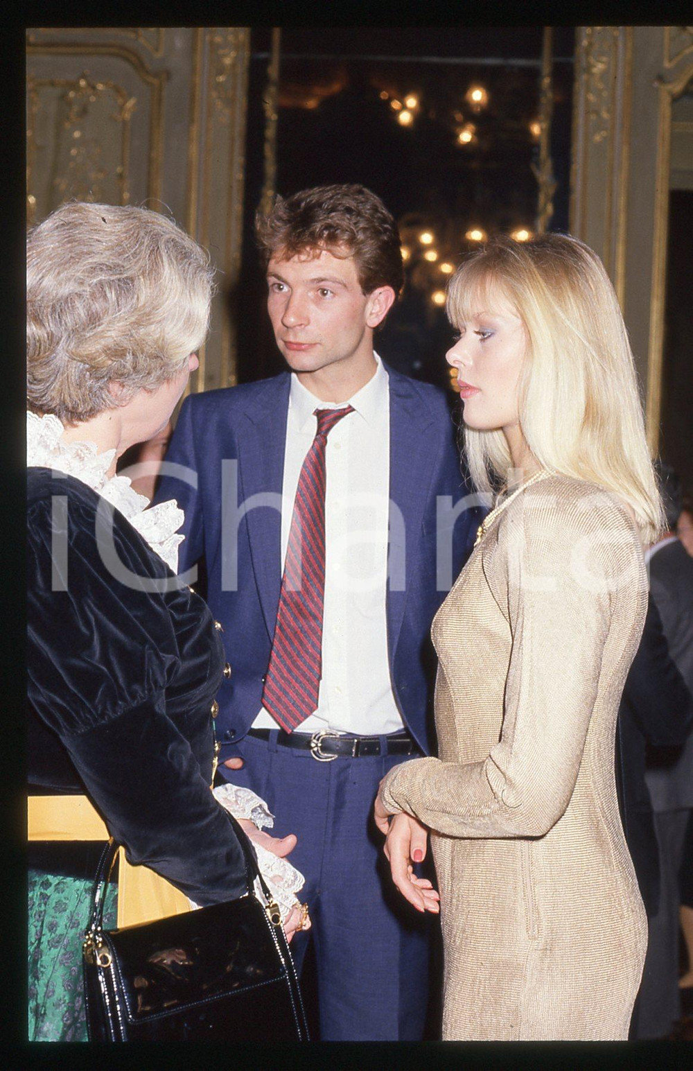 Ulla WEIGERSTORFER - COSTUME 1990 ca 35 mm vintage slide Diapositiva d'epoca, in formato 35 mm.CONDIZIONI: GOODE' severamente vietata la riproduzione. Tutti i diritti sono riservati.ICharta mette in vendita, sul negozio eBay e in esclusiva sul sito "icharta" il proprio archivio composto da numerose diapositive e negativi fotografici d'epoca, tutti originali e autentici, che attraversano la storia del costume italiano tra gli la fine degli anni Sessanta e Novanta.Si tratta di uno sguardo inedito sull'attualità, la politica, la vita quotidiana, il gossip e la cultura, che fotografa il cambiamento della nazione in quest'ultimo scorcio del XX secolo. Un'occasione unica per il mercato del collezionismo, che vede finalmente disponibile un archivio eccezionale per vastità, tematiche e condizioni, in un settore (il negativo fotografico e la diapositiva) di assoluta novità e dalle interessanti prospettive di investimento.  GOOD/buono   originale e autentica 1