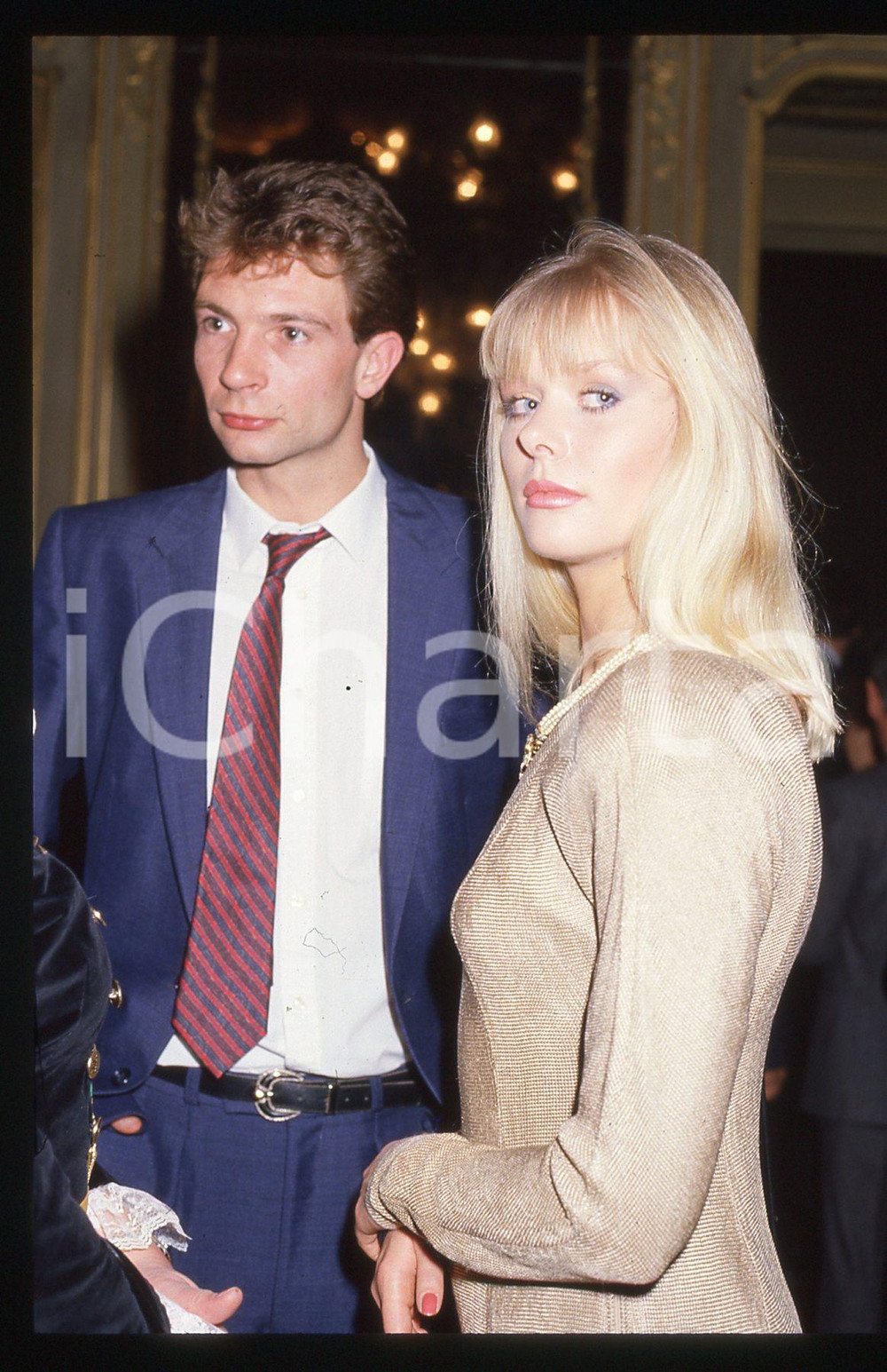 Ulla WEIGERSTORFER - COSTUME 1990 ca 35 mm vintage slide 3 Diapositiva d'epoca, in formato 35 mm.CONDIZIONI: GOODE' severamente vietata la riproduzione. Tutti i diritti sono riservati. ICharta mette in vendita, sul negozio eBay e in esclusiva sul sito "icharta" il proprio archivio composto da numerose diapositive e negativi fotografici d'epoca, tutti originali e autentici, che attraversano la storia del costume italiano tra gli la fine degli anni Sessanta e Novanta.Si tratta di uno sguardo inedito sull'attualità, la politica, la vita quotidiana, il gossip e la cultura, che fotografa il cambiamento della nazione in quest'ultimo scorcio del XX secolo. Un'occasione unica per il mercato del collezionismo, che vede finalmente disponibile un archivio eccezionale per vastità, tematiche e condizioni, in un settore (il negativo fotografico e la diapositiva) di assoluta novità e dalle interessanti prospettive di investimento.  GOOD/buono   originale e autentica 1