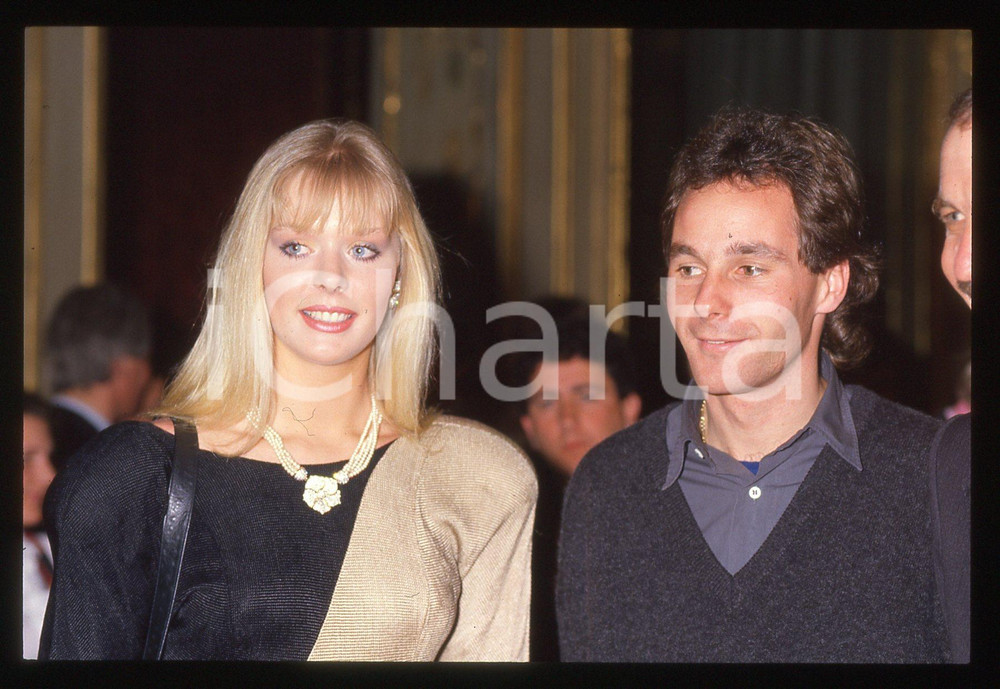 Gerhard BERGER e Ulla WEIGERSTORFER - COSTUME 1990 ca 35 mm vintage slide Diapositiva d'epoca, in formato 35 mm.CONDIZIONI: GOODE' severamente vietata la riproduzione. Tutti i diritti sono riservati.ICharta mette in vendita, sul negozio eBay e in esclusiva sul sito "icharta" il proprio archivio composto da numerose diapositive e negativi fotografici d'epoca, tutti originali e autentici, che attraversano la storia del costume italiano tra gli la fine degli anni Sessanta e Novanta.Si tratta di uno sguardo inedito sull'attualità, la politica, la vita quotidiana, il gossip e la cultura, che fotografa il cambiamento della nazione in quest'ultimo scorcio del XX secolo. Un'occasione unica per il mercato del collezionismo, che vede finalmente disponibile un archivio eccezionale per vastità, tematiche e condizioni, in un settore (il negativo fotografico e la diapositiva) di assoluta novità e dalle interessanti prospettive di investimento.  GOOD/buono   originale e autentica 1