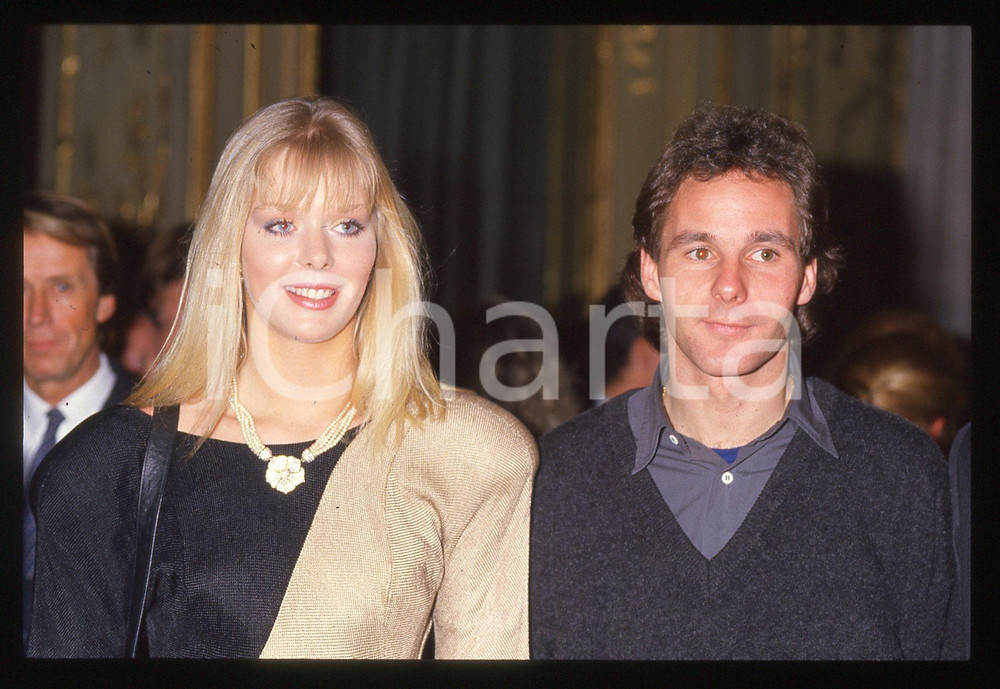 Gerhard BERGER e Ulla WEIGERSTORFER - COSTUME 1990 ca 35 mm vintage slide 2 Diapositiva d'epoca, in formato 35 mm.CONDIZIONI: GOODE' severamente vietata la riproduzione. Tutti i diritti sono riservati. ICharta mette in vendita, sul negozio eBay e in esclusiva sul sito "icharta" il proprio archivio composto da numerose diapositive e negativi fotografici d'epoca, tutti originali e autentici, che attraversano la storia del costume italiano tra gli la fine degli anni Sessanta e Novanta.Si tratta di uno sguardo inedito sull'attualità, la politica, la vita quotidiana, il gossip e la cultura, che fotografa il cambiamento della nazione in quest'ultimo scorcio del XX secolo. Un'occasione unica per il mercato del collezionismo, che vede finalmente disponibile un archivio eccezionale per vastità, tematiche e condizioni, in un settore (il negativo fotografico e la diapositiva) di assoluta novità e dalle interessanti prospettive di investimento.  GOOD/buono   originale e autentica 1