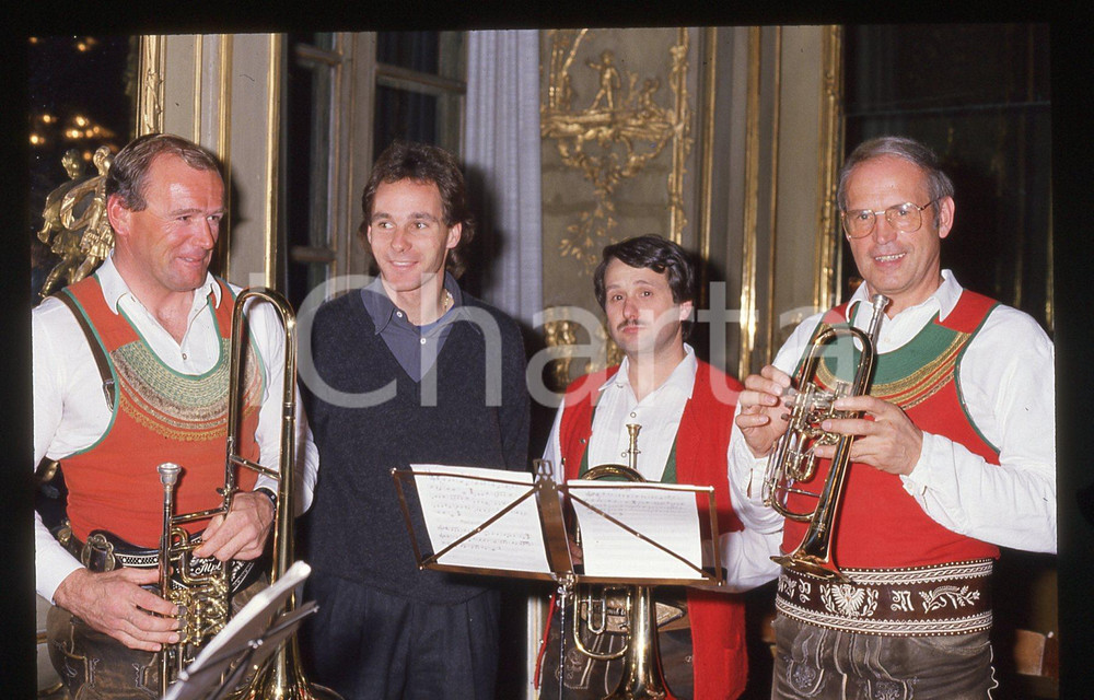 Gerhard BERGER - F1 Pilota scuderia FERRARI - 1995 ca 35 mm vintage slide 57 Diapositiva d'epoca, in formato 35 mm.CONDIZIONI: GOODE' severamente vietata la riproduzione. Tutti i diritti sono riservati.ICharta mette in vendita, sul negozio eBay e in esclusiva sul sito "icharta" il proprio archivio composto da numerose diapositive e negativi fotografici d'epoca, tutti originali e autentici, che attraversano la storia del costume italiano tra gli la fine degli anni Sessanta e Novanta.Si tratta di uno sguardo inedito sull'attualità, la politica, la vita quotidiana, il gossip e la cultura, che fotografa il cambiamento della nazione in quest'ultimo scorcio del XX secolo. Un'occasione unica per il mercato del collezionismo, che vede finalmente disponibile un archivio eccezionale per vastità, tematiche e condizioni, in un settore (il negativo fotografico e la diapositiva) di assoluta novità e dalle interessanti prospettive di investimento.  GOOD/buono   originale e autentica 1