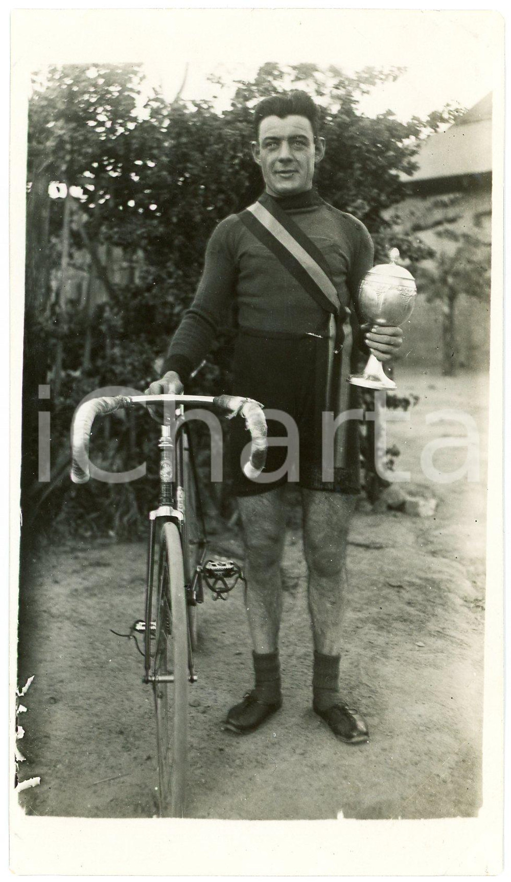 1930 ca CONGO BELGE - CYCLISME - Vainqueur de coupe - Photo Léopold GABRIEL Fotografia originale d'epoca.FOTOGRAFO: L&eacute;opold Gabriel - Elisabethville  POOR/danneggiato piegature angolari Formato: 8x14 cm originale e autentica 1