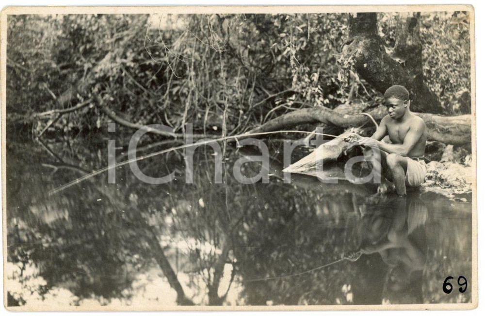 1930 ca CONGO BELGE Young boy fishing - Photo Léopold GABRIEL 69 Fotografia originale d'epoca, in formato cartolina postale.FOTOGRAFO: L&eacute;opold Gabriel - Panda - Katanga  GOOD/buono  Formato: 14x9 cm originale e autentica 1