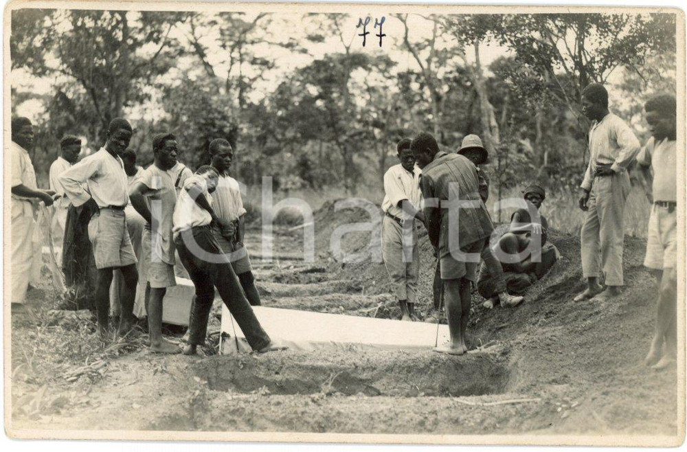 1930 ca CONGO BELGE IndigÃ¨nes - Enterrement - Photo LÃ©opold GABRIEL 77 Fotografia originale d'epoca, con didascalia e timbro del fotografo al verso.FOTOGRAFO: L&eacute;opold Gabriel - Panda - Katanga  GOOD/buono  Formato: 14x9 cm originale e autentica 1