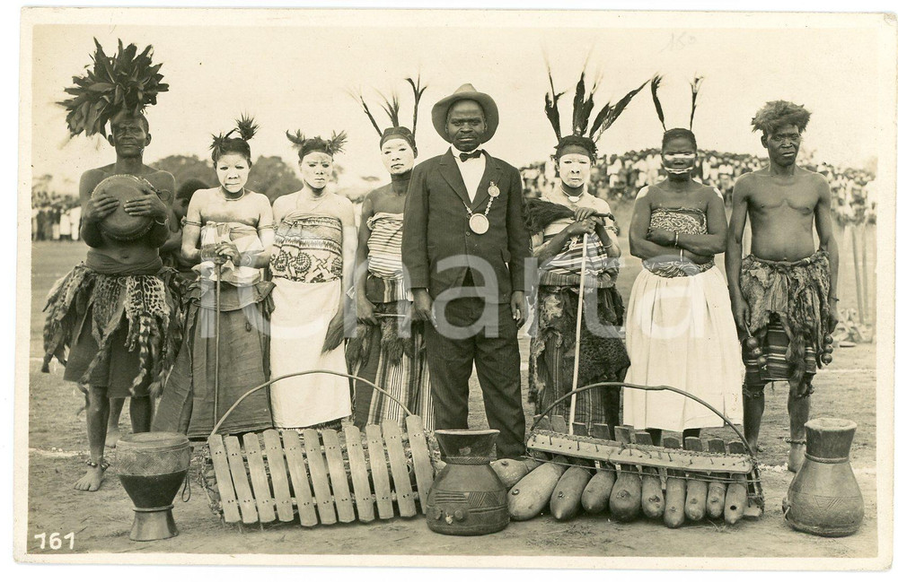1930 ca CONGO BELGE - Sultan MWENDA avec danseurs - Photo Léopold GABRIEL 161 Fotografia originale d'epoca, con timbro del fotografo al verso.FOTOGRAFO: L&eacute;opold Gabriel   GOOD/buono  Formato: 14x9 cm originale e autentica 1