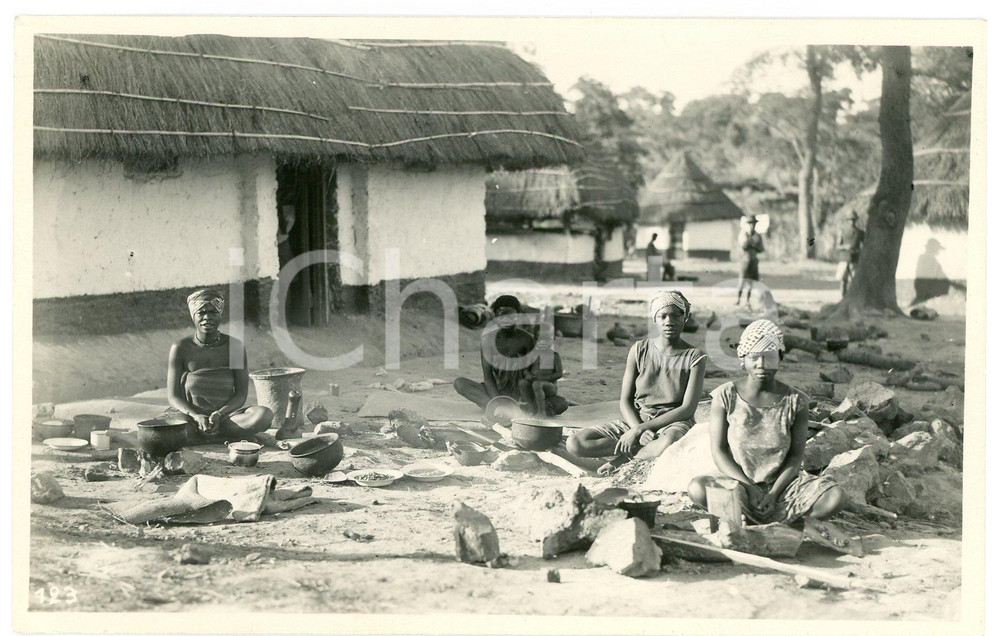 1930 ca CONGO BELGE - KATANGA - Femmes au village - Photo Léopold GABRIEL 123 Fotografia originale d'epoca, in formato cartolina postale.FOTOGRAFO: L&eacute;opold Gabriel - Panda - Katanga  GOOD/buono  Formato: 14x9 cm originale e autentica 1