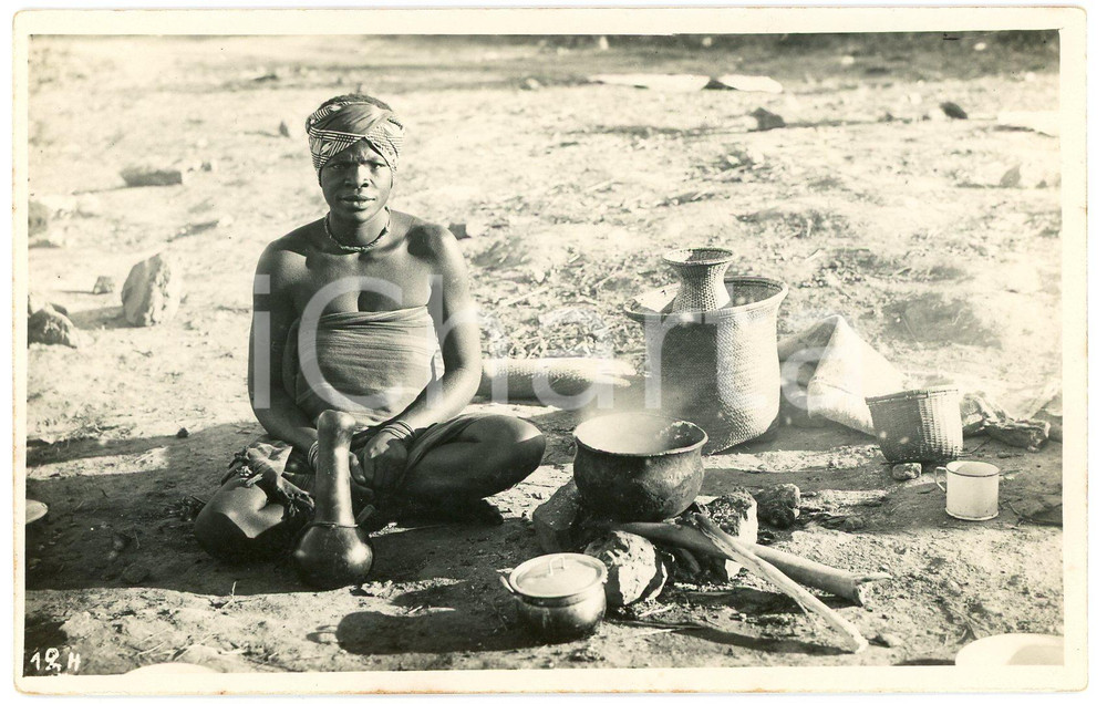 1929 CONGO BELGE Femme faisant la cuisine - Photo L. GABRIEL nÂ° 124 Fotografia originale d'epoca, in formato cartolina postale, con messaggio manoscritto al verso.FOTOGRAFO: L&eacute;opold Gabriel - Panda - Katanga  GOOD/buono  Formato: 14x9 cm originale e autentica 1
