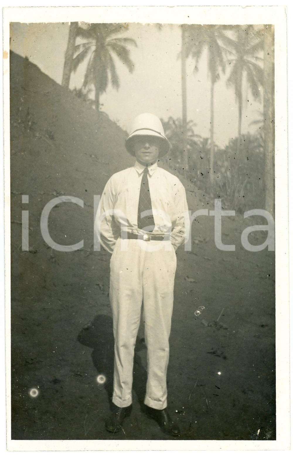 1930 ca CONGO BELGE - Portrait d'un colon (1) Photo 9x14 cm Fotografia d'epoca, in formato cartolina postale. POOR/danneggiato difetti di stampa Formato: 9x14 cm originale e autentica 1