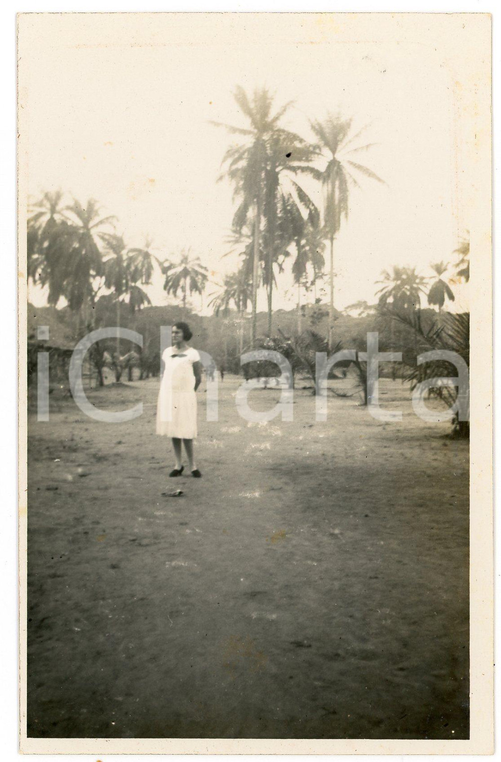 1930 ca CONGO BELGE - Portrait de femme dans un village - Photo 9x14 cm Fotografia d'epoca, in formato cartolina postale. GOOD/buono  Formato: 9x14 cm originale e autentica 1