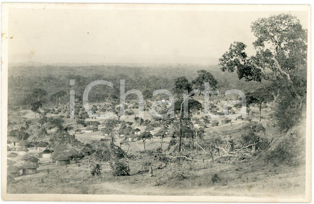 1930 ca CONGO BELGE - KATANGA - Vue d'un village - Photo L. GABRIEL 18 Fotografia originale d'epoca, in formato cartolina postale.FOTOGRAFO: L&eacute;opold Gabriel - Panda - Katanga  GOOD/buono  Formato: 14x9 cm originale e autentica 1