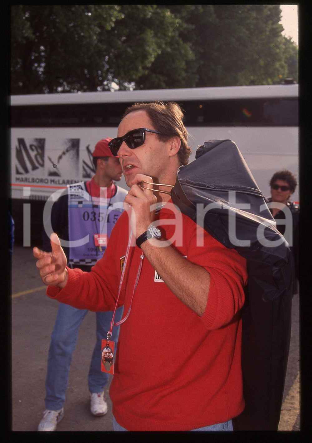 Gerhard BERGER - F1 Pilota scuderia FERRARI - 1995 ca 35 mm vintage slide 88 Diapositiva d'epoca, in formato 35 mm.CONDIZIONI: GOODE' severamente vietata la riproduzione. Tutti i diritti sono riservati. ICharta mette in vendita, sul negozio eBay e in esclusiva sul sito "icharta" il proprio archivio composto da numerose diapositive e negativi fotografici d'epoca, tutti originali e autentici, che attraversano la storia del costume italiano tra gli la fine degli anni Sessanta e Novanta.Si tratta di uno sguardo inedito sull'attualità, la politica, la vita quotidiana, il gossip e la cultura, che fotografa il cambiamento della nazione in quest'ultimo scorcio del XX secolo. Un'occasione unica per il mercato del collezionismo, che vede finalmente disponibile un archivio eccezionale per vastità, tematiche e condizioni, in un settore (il negativo fotografico e la diapositiva) di assoluta novità e dalle interessanti prospettive di investimento.  GOOD/buono   originale e autentica 1