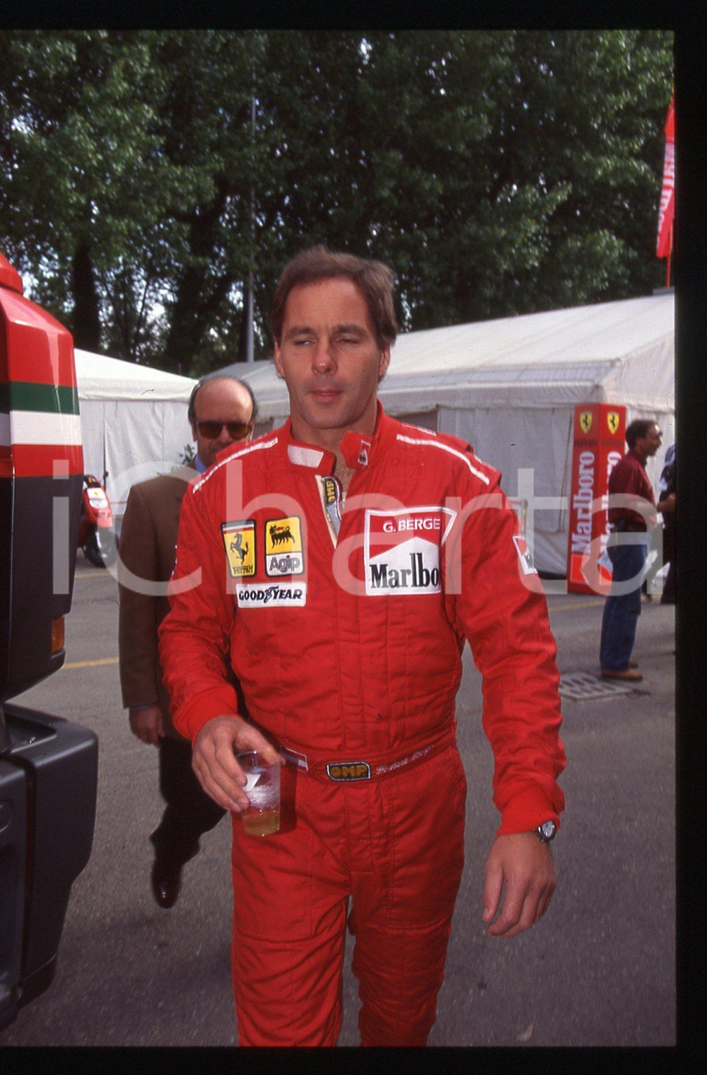 Gerhard BERGER - F1 Pilota scuderia FERRARI - 1995 ca 35 mm vintage slide 86 Diapositiva d'epoca, in formato 35 mm.CONDIZIONI: GOODE' severamente vietata la riproduzione. Tutti i diritti sono riservati.ICharta mette in vendita, sul negozio eBay e in esclusiva sul sito "icharta" il proprio archivio composto da numerose diapositive e negativi fotografici d'epoca, tutti originali e autentici, che attraversano la storia del costume italiano tra gli la fine degli anni Sessanta e Novanta.Si tratta di uno sguardo inedito sull'attualità, la politica, la vita quotidiana, il gossip e la cultura, che fotografa il cambiamento della nazione in quest'ultimo scorcio del XX secolo. Un'occasione unica per il mercato del collezionismo, che vede finalmente disponibile un archivio eccezionale per vastità, tematiche e condizioni, in un settore (il negativo fotografico e la diapositiva) di assoluta novità e dalle interessanti prospettive di investimento.  GOOD/buono   originale e autentica 1