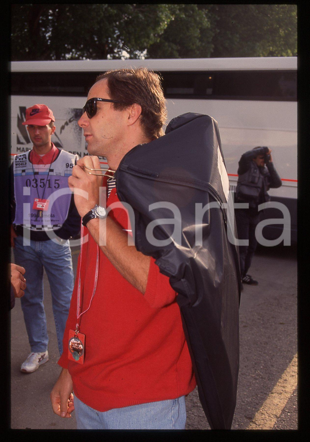 Gerhard BERGER - F1 Pilota scuderia FERRARI - 1995 ca 35 mm vintage slide 79 Diapositiva d'epoca, in formato 35 mm.CONDIZIONI: GOODE' severamente vietata la riproduzione. Tutti i diritti sono riservati. ICharta mette in vendita, sul negozio eBay e in esclusiva sul sito "icharta" il proprio archivio composto da numerose diapositive e negativi fotografici d'epoca, tutti originali e autentici, che attraversano la storia del costume italiano tra gli la fine degli anni Sessanta e Novanta.Si tratta di uno sguardo inedito sull'attualità, la politica, la vita quotidiana, il gossip e la cultura, che fotografa il cambiamento della nazione in quest'ultimo scorcio del XX secolo. Un'occasione unica per il mercato del collezionismo, che vede finalmente disponibile un archivio eccezionale per vastità, tematiche e condizioni, in un settore (il negativo fotografico e la diapositiva) di assoluta novità e dalle interessanti prospettive di investimento.  GOOD/buono   originale e autentica 1