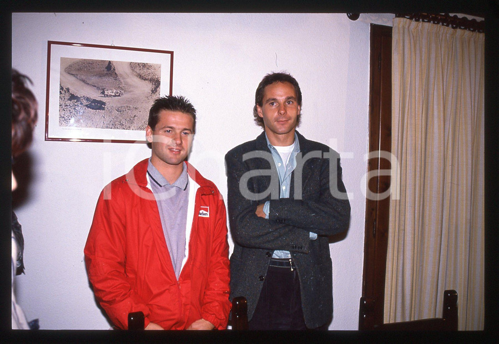 Gerhard BERGER Nicola LARINI F1 Scuderia FERRARI 1995 ca 35 mm vintage slide 74 Diapositiva d'epoca, in formato 35 mm.CONDIZIONI: GOODE' severamente vietata la riproduzione. Tutti i diritti sono riservati.ICharta mette in vendita, sul negozio eBay e in esclusiva sul sito "icharta" il proprio archivio composto da numerose diapositive e negativi fotografici d'epoca, tutti originali e autentici, che attraversano la storia del costume italiano tra gli la fine degli anni Sessanta e Novanta.Si tratta di uno sguardo inedito sull'attualità, la politica, la vita quotidiana, il gossip e la cultura, che fotografa il cambiamento della nazione in quest'ultimo scorcio del XX secolo. Un'occasione unica per il mercato del collezionismo, che vede finalmente disponibile un archivio eccezionale per vastità, tematiche e condizioni, in un settore (il negativo fotografico e la diapositiva) di assoluta novità e dalle interessanti prospettive di investimento.  GOOD/buono   originale e autentica 1