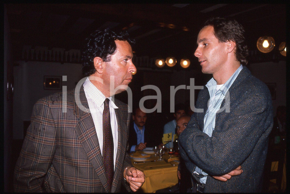 Gerhard BERGER e Cesare FIORIO - F1 Scuderia FERRARI 1995 ca 35 mm vintage slide Diapositiva d'epoca, in formato 35 mm.CONDIZIONI: GOODE' severamente vietata la riproduzione. Tutti i diritti sono riservati. ICharta mette in vendita, sul negozio eBay e in esclusiva sul sito "icharta" il proprio archivio composto da numerose diapositive e negativi fotografici d'epoca, tutti originali e autentici, che attraversano la storia del costume italiano tra gli la fine degli anni Sessanta e Novanta.Si tratta di uno sguardo inedito sull'attualità, la politica, la vita quotidiana, il gossip e la cultura, che fotografa il cambiamento della nazione in quest'ultimo scorcio del XX secolo. Un'occasione unica per il mercato del collezionismo, che vede finalmente disponibile un archivio eccezionale per vastità, tematiche e condizioni, in un settore (il negativo fotografico e la diapositiva) di assoluta novità e dalle interessanti prospettive di investimento.  GOOD/buono   originale e autentica 1