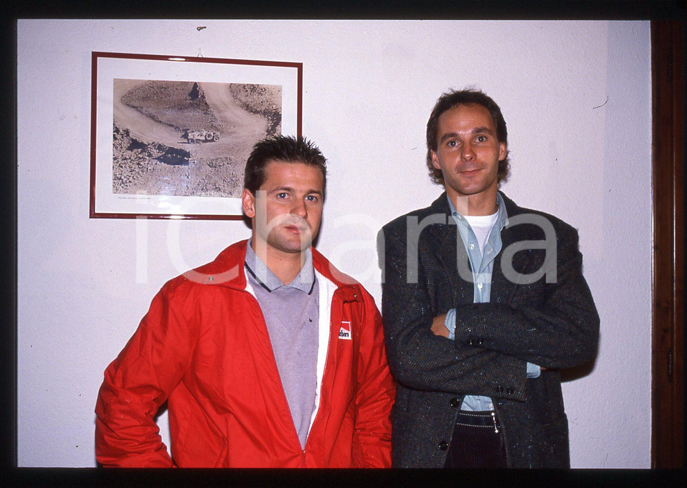 Gerhard BERGER - F1 Pilota scuderia FERRARI - 1995 ca 35 mm vintage slide 73 Diapositiva d'epoca, in formato 35 mm.CONDIZIONI: GOODE' severamente vietata la riproduzione. Tutti i diritti sono riservati. ICharta mette in vendita, sul negozio eBay e in esclusiva sul sito "icharta" il proprio archivio composto da numerose diapositive e negativi fotografici d'epoca, tutti originali e autentici, che attraversano la storia del costume italiano tra gli la fine degli anni Sessanta e Novanta.Si tratta di uno sguardo inedito sull'attualità, la politica, la vita quotidiana, il gossip e la cultura, che fotografa il cambiamento della nazione in quest'ultimo scorcio del XX secolo. Un'occasione unica per il mercato del collezionismo, che vede finalmente disponibile un archivio eccezionale per vastità, tematiche e condizioni, in un settore (il negativo fotografico e la diapositiva) di assoluta novità e dalle interessanti prospettive di investimento.  GOOD/buono   originale e autentica 1
