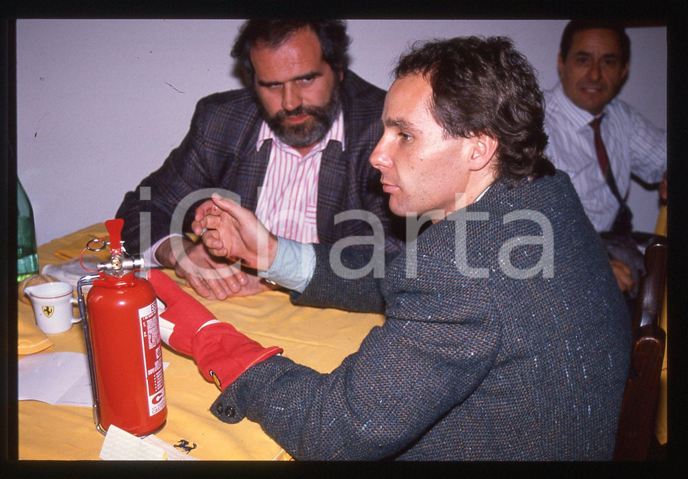Gerhard BERGER - F1 Pilota scuderia FERRARI - 1995 ca 35 mm vintage slide 71 Diapositiva d'epoca, in formato 35 mm.CONDIZIONI: GOODE' severamente vietata la riproduzione. Tutti i diritti sono riservati.ICharta mette in vendita, sul negozio eBay e in esclusiva sul sito "icharta" il proprio archivio composto da numerose diapositive e negativi fotografici d'epoca, tutti originali e autentici, che attraversano la storia del costume italiano tra gli la fine degli anni Sessanta e Novanta.Si tratta di uno sguardo inedito sull'attualità, la politica, la vita quotidiana, il gossip e la cultura, che fotografa il cambiamento della nazione in quest'ultimo scorcio del XX secolo. Un'occasione unica per il mercato del collezionismo, che vede finalmente disponibile un archivio eccezionale per vastità, tematiche e condizioni, in un settore (il negativo fotografico e la diapositiva) di assoluta novità e dalle interessanti prospettive di investimento.  GOOD/buono   originale e autentica 1