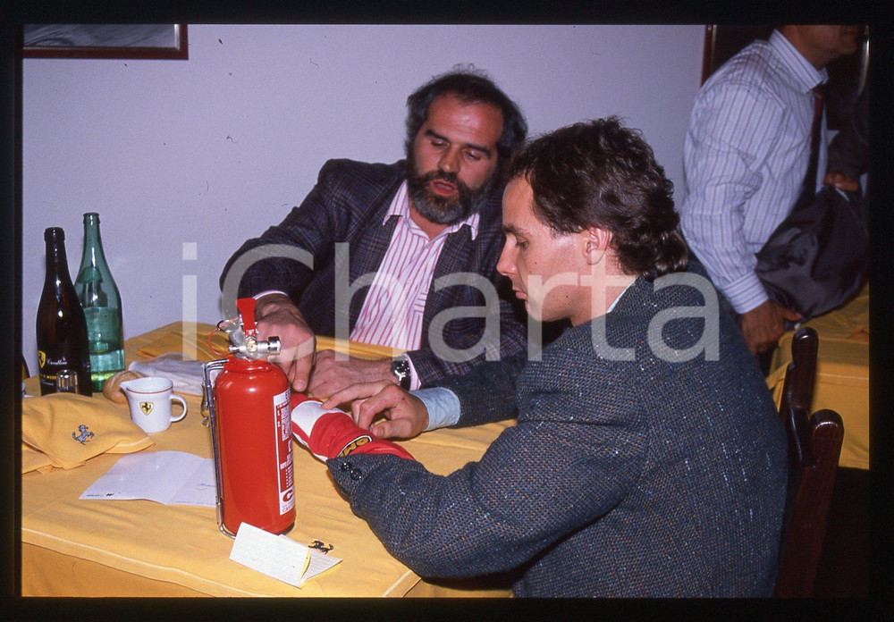 Gerhard BERGER - F1 Pilota scuderia FERRARI - 1995 ca 35 mm vintage slide 68 Diapositiva d'epoca, in formato 35 mm.CONDIZIONI: GOODE' severamente vietata la riproduzione. Tutti i diritti sono riservati.ICharta mette in vendita, sul negozio eBay e in esclusiva sul sito "icharta" il proprio archivio composto da numerose diapositive e negativi fotografici d'epoca, tutti originali e autentici, che attraversano la storia del costume italiano tra gli la fine degli anni Sessanta e Novanta.Si tratta di uno sguardo inedito sull'attualità, la politica, la vita quotidiana, il gossip e la cultura, che fotografa il cambiamento della nazione in quest'ultimo scorcio del XX secolo. Un'occasione unica per il mercato del collezionismo, che vede finalmente disponibile un archivio eccezionale per vastità, tematiche e condizioni, in un settore (il negativo fotografico e la diapositiva) di assoluta novità e dalle interessanti prospettive di investimento.  GOOD/buono   originale e autentica 1