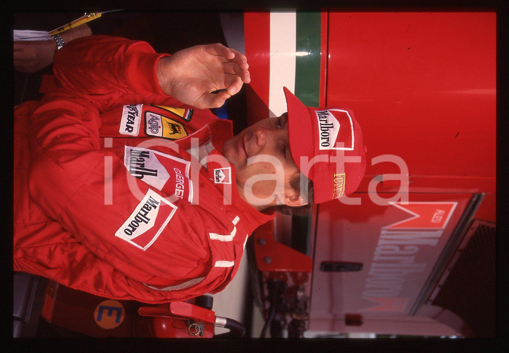 Gerhard BERGER - F1 Pilota scuderia FERRARI - 1995 ca 35 mm vintage slide 60 Diapositiva d'epoca, in formato 35 mm.CONDIZIONI: GOODE' severamente vietata la riproduzione. Tutti i diritti sono riservati. ICharta mette in vendita, sul negozio eBay e in esclusiva sul sito "icharta" il proprio archivio composto da numerose diapositive e negativi fotografici d'epoca, tutti originali e autentici, che attraversano la storia del costume italiano tra gli la fine degli anni Sessanta e Novanta.Si tratta di uno sguardo inedito sull'attualità, la politica, la vita quotidiana, il gossip e la cultura, che fotografa il cambiamento della nazione in quest'ultimo scorcio del XX secolo. Un'occasione unica per il mercato del collezionismo, che vede finalmente disponibile un archivio eccezionale per vastità, tematiche e condizioni, in un settore (il negativo fotografico e la diapositiva) di assoluta novità e dalle interessanti prospettive di investimento.  GOOD/buono   originale e autentica 1
