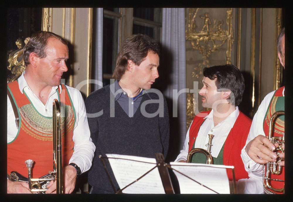 Gerhard BERGER - F1 Pilota scuderia FERRARI - 1995 ca 35 mm vintage slide 59 Diapositiva d'epoca, in formato 35 mm.CONDIZIONI: GOODE' severamente vietata la riproduzione. Tutti i diritti sono riservati.ICharta mette in vendita, sul negozio eBay e in esclusiva sul sito "icharta" il proprio archivio composto da numerose diapositive e negativi fotografici d'epoca, tutti originali e autentici, che attraversano la storia del costume italiano tra gli la fine degli anni Sessanta e Novanta.Si tratta di uno sguardo inedito sull'attualità, la politica, la vita quotidiana, il gossip e la cultura, che fotografa il cambiamento della nazione in quest'ultimo scorcio del XX secolo. Un'occasione unica per il mercato del collezionismo, che vede finalmente disponibile un archivio eccezionale per vastità, tematiche e condizioni, in un settore (il negativo fotografico e la diapositiva) di assoluta novità e dalle interessanti prospettive di investimento.  GOOD/buono   originale e autentica 1