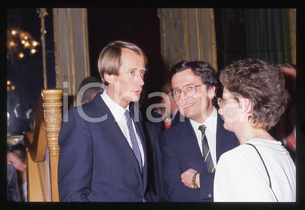 Klaus LUKAS - COSTUME 1995 ca 35 mm vintage slide Diapositiva d'epoca, in formato 35 mm.CONDIZIONI: GOODE' severamente vietata la riproduzione. Tutti i diritti sono riservati.ICharta mette in vendita, sul negozio eBay e in esclusiva sul sito "icharta" il proprio archivio composto da numerose diapositive e negativi fotografici d'epoca, tutti originali e autentici, che attraversano la storia del costume italiano tra gli la fine degli anni Sessanta e Novanta.Si tratta di uno sguardo inedito sull'attualità, la politica, la vita quotidiana, il gossip e la cultura, che fotografa il cambiamento della nazione in quest'ultimo scorcio del XX secolo. Un'occasione unica per il mercato del collezionismo, che vede finalmente disponibile un archivio eccezionale per vastità, tematiche e condizioni, in un settore (il negativo fotografico e la diapositiva) di assoluta novità e dalle interessanti prospettive di investimento.  GOOD/buono   originale e autentica 1