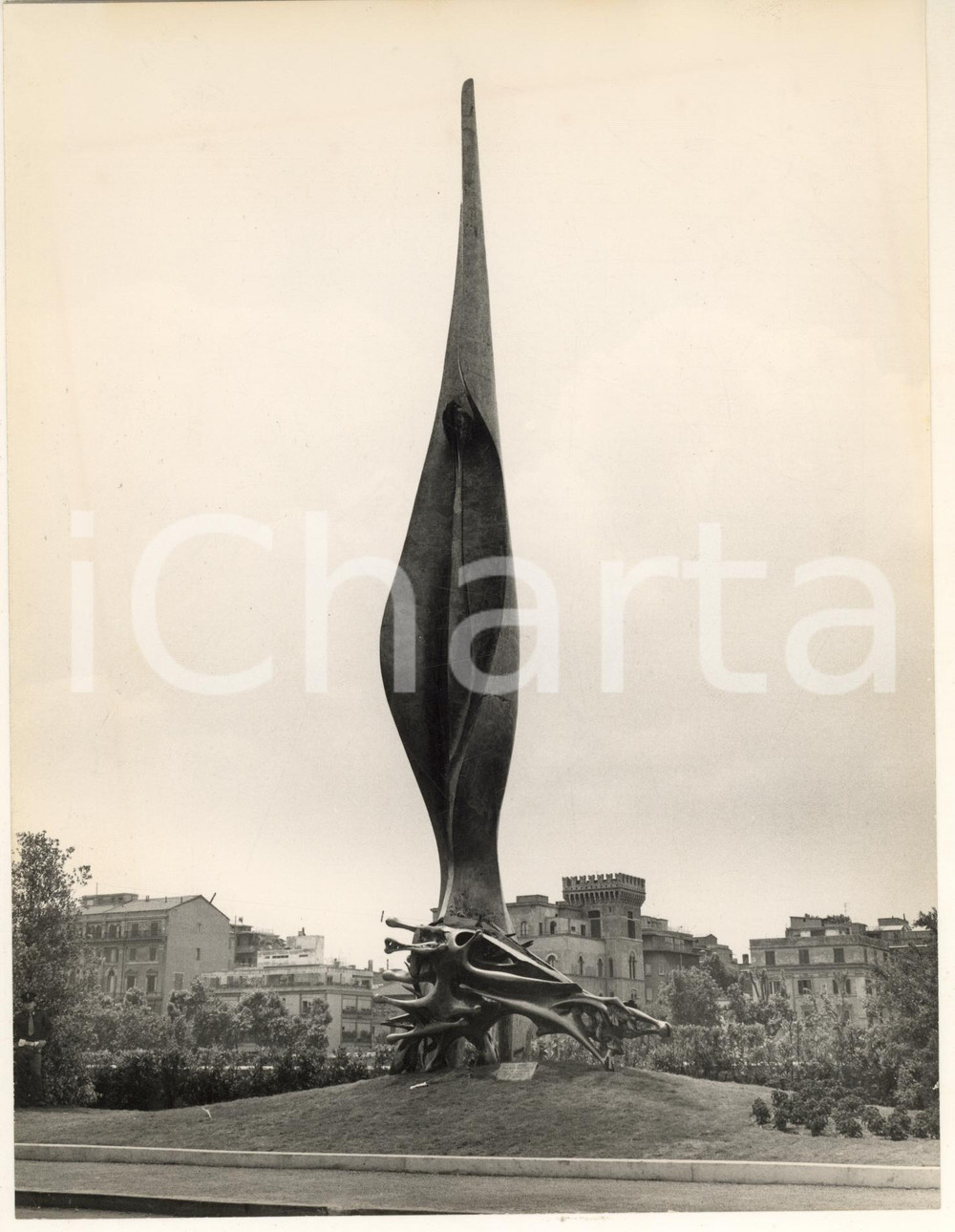 1974 ROMA Monumento a Giacomo MATTEOTTI - Jorio VIVARELLI *Foto 18x24 cm (2) Fotografia originale, scattata in occasione dell'inaugurazione del monumento (opera di Jorio Vivarelli) sul Lungotevere  Arnaldo da Brescia a Roma, in prossimit&agrave; del luogo in cui Matteotti fu rapito 50 anni prima.FOTOGRAFO: T. Benedetti - Roma GOOD/buono ma lievi graffi superficiali Formato: 18x24 cm originale e autentica 1