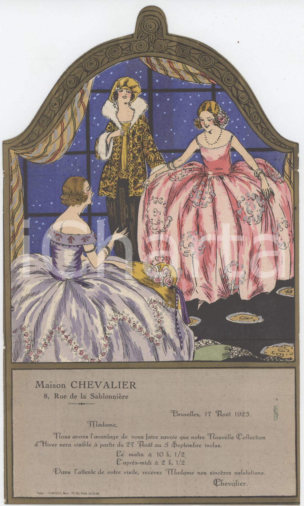 1923 BRUXELLES - MODE - Maison CHEVALIER - RARE Invitation - enveloppe  Raro invito d'epoca, richiudibile a forma di busta, con pregevole immagine interna recante ritocchi manuali. GOOD/buono  Formato: 15x25 cm (aperto) originale e autentica 1