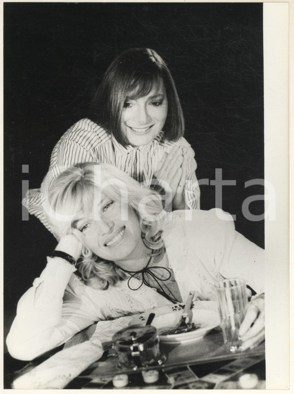 Fotografia d epoca originale 1989 FILM TV Monica VITTI Rossella FALK La strana coppia Foto 18x24 cm 1