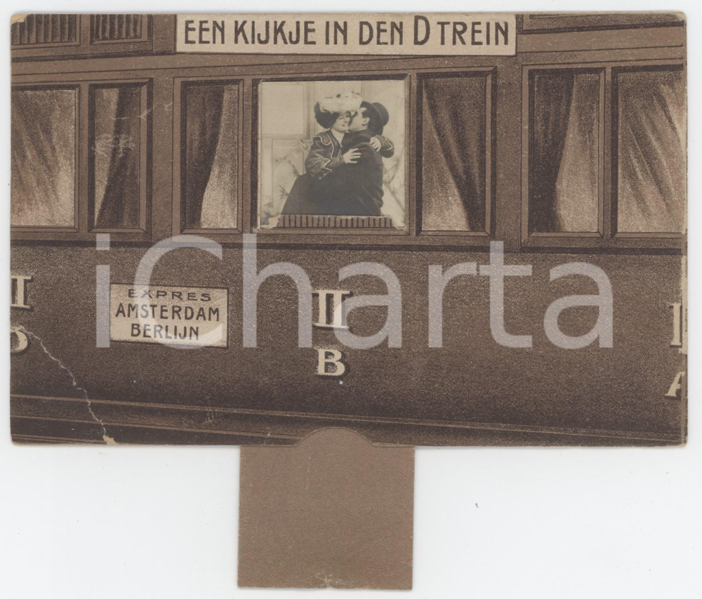 1900 ca HOLLAND Een Kijkie in den D Trein - Couple kissing *Cartolina meccanismo  Cartolina postale d'epoca, non viaggiata, con striscia di cartoncino che consente il movimento della finestrella. POOR/danneggiato piegatura angolare Formato: 14x9 cm originale e autentica 1