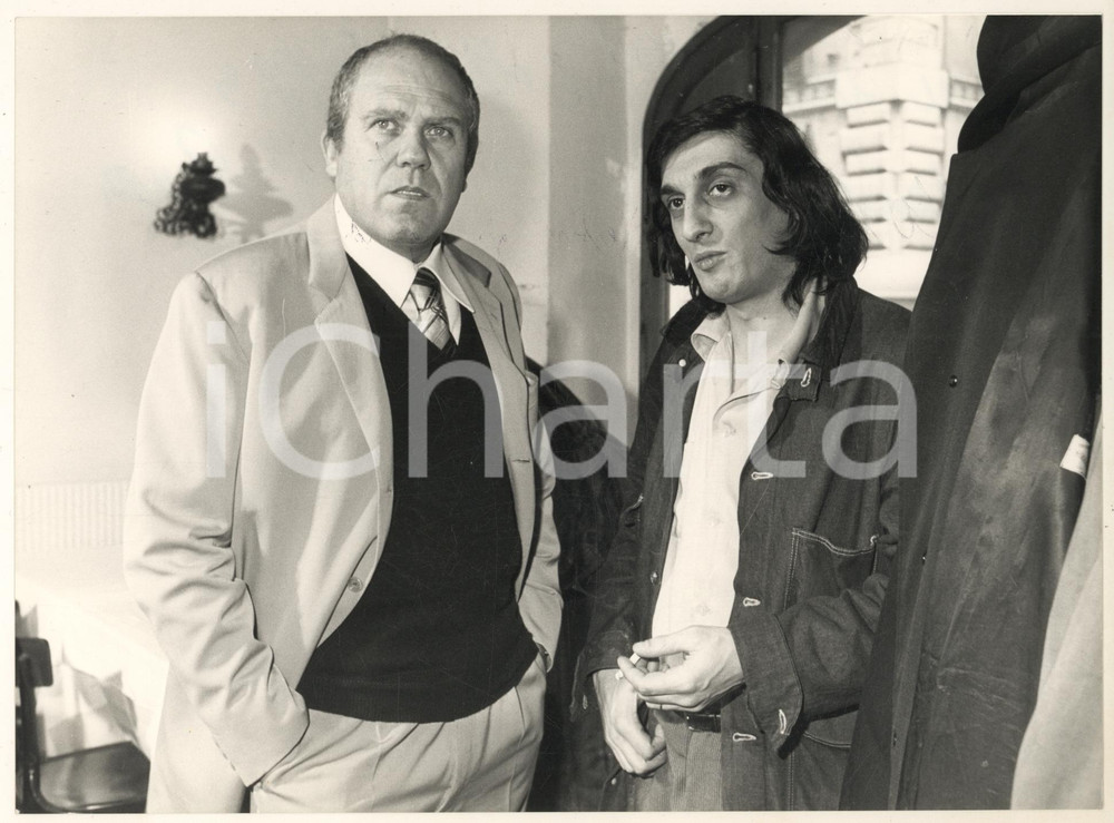 1979 CINEMA Gastone MOSCHIN Flavio BUCCI "Un vestito per un saggio" *Foto 24x18 Fotografia di scena, con didascalia originale al verso. FAIR/discreto lievi macchie di inchiostro Formato: 24x18 cm originale e autentica 1