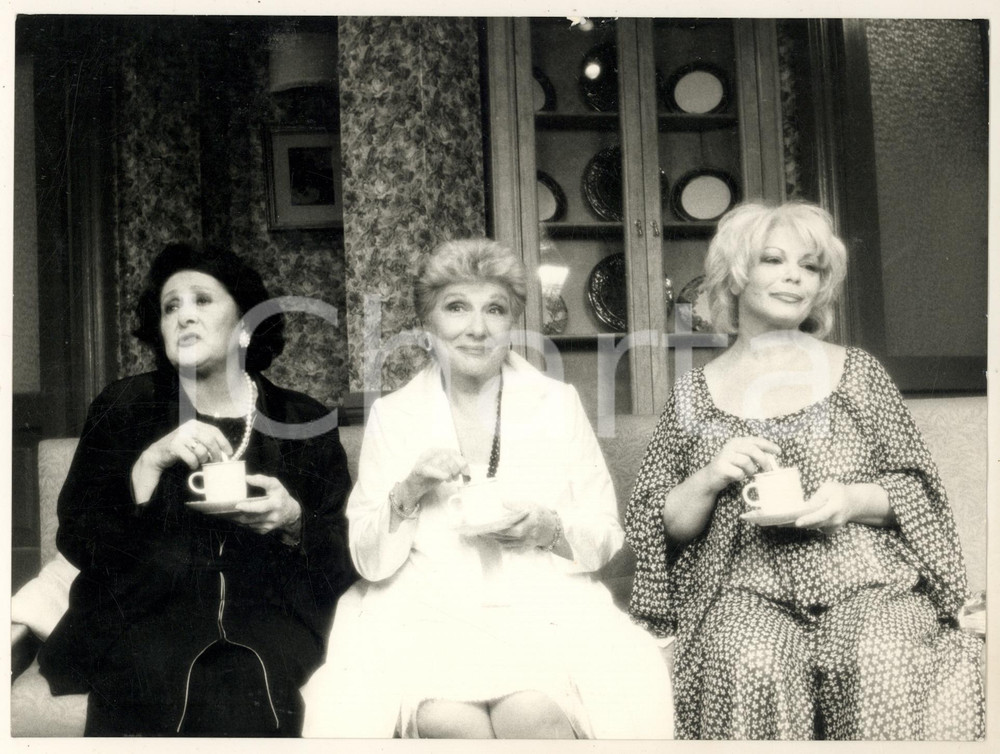 1995 Miriam CROTTI Valeria VALERI Germana DOMINICI "Il clan delle vedove" *Foto Fotografia di scena originale, con didascalia al verso. FAIR/discreto lieve sbrecciatura al lato superiore Formato: 24x18 cm originale e autentica 1