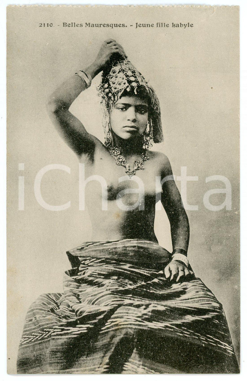1920 ca BELLES MAURESQUES Jeune fille kabyle NU ETHNIQUE Carte postale FP NV  Cartolina postale d'epoca, non viaggiata.CONDIZIONI: FAIRFORMATO: FP    originale e autentica 1