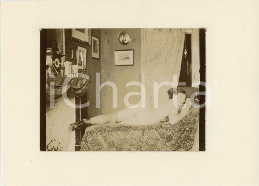 1920 ca VINTAGE EROTIC Nude woman with heel boots - Photo 19x13 cm Fotografia originale d'epoca, montata su cartoncino.FORMATO: 19x13 cm (cartoncino); 12x9 cm (fotografia)CONDIZIONI: G     originale e autentica 1