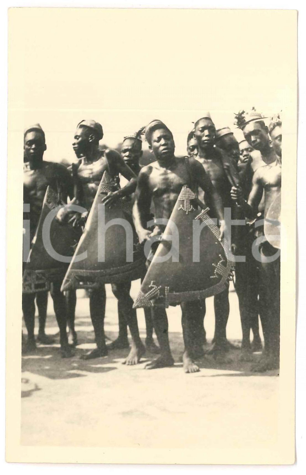 1930 ca C. ZAGOURSKI «L'Afrique qui disparaît» CONGO BELGE Mangbetu tam-tam n.71  Fotocartolina postale d'epoca, appartenente alla serie &laquo;L'Afrique qui dispara&icirc;t&raquo; del fotografo Casimir Zagourski (L&eacute;opoldville).N&deg; 70, non viaggiata.CONDIZIONI: GFORMATO: 9x14 cm    originale e autentica 1