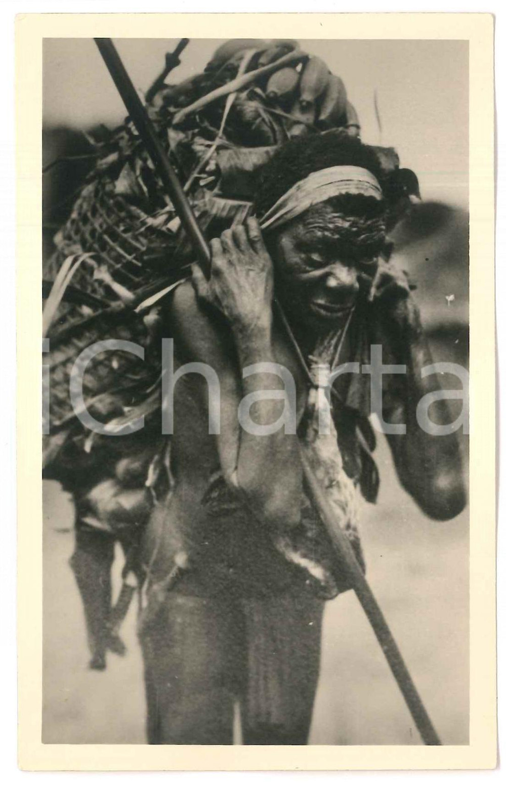 1930 ca C. ZAGOURSKI L'Afrique qui disparaît CONGO BELGE Transporteur de banane  Fotocartolina postale d'epoca, appartenente alla serie &laquo;L'Afrique qui dispara&icirc;t&raquo; del fotografo Casimir Zagourski (L&eacute;opoldville), non viaggiata.CONDIZIONI: GFORMATO: 9x14 cm    originale e autentica 1