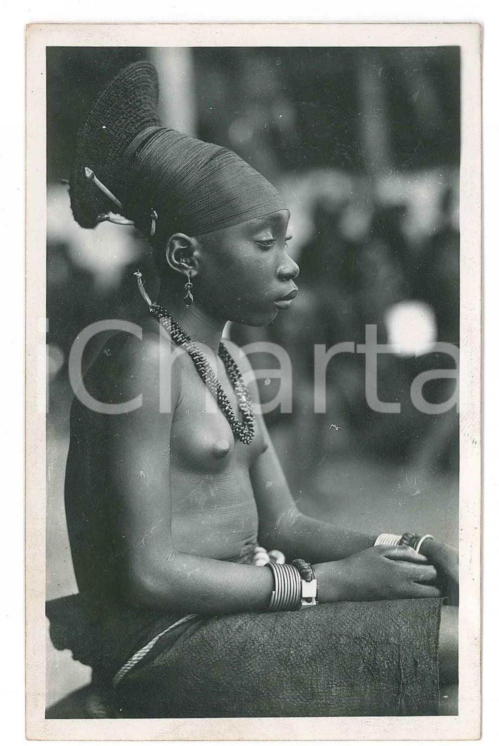 1930 ZAGOURSKI «L'Afrique qui disparaît» CONGO Mangbetu, coiffure *Postcard 54  Fotocartolina postale d'epoca, appartenente alla serie &laquo;L'Afrique qui dispara&icirc;t&raquo; del fotografo Casimir Zagourski (L&eacute;opoldville).N&deg;54, non viaggiata.CONDIZIONI: GFORMATO: 9x14 cm     originale e autentica 1