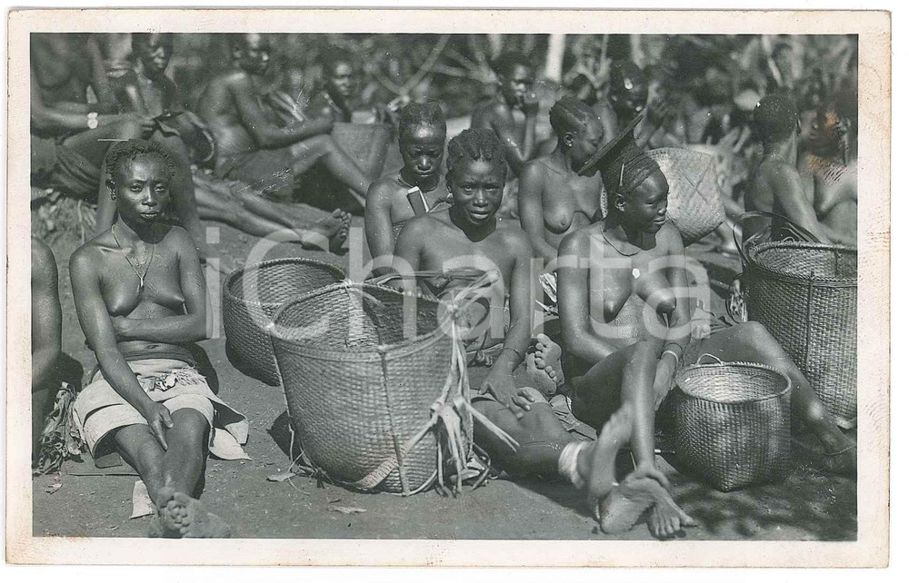1930 ca C. ZAGOURSKI L'Afrique qui disparaît CONGO BELGE Mangbetu - Marché n°58  Fotocartolina postale d'epoca, appartenente alla serie &laquo;L'Afrique qui dispara&icirc;t&raquo; del fotografo Casimir Zagourski (L&eacute;opoldville).N&deg; 58, non viaggiata.CONDIZIONI: FAIR (lievi macchie al recto)FORMATO: 14x9 cm    originale e autentica 1