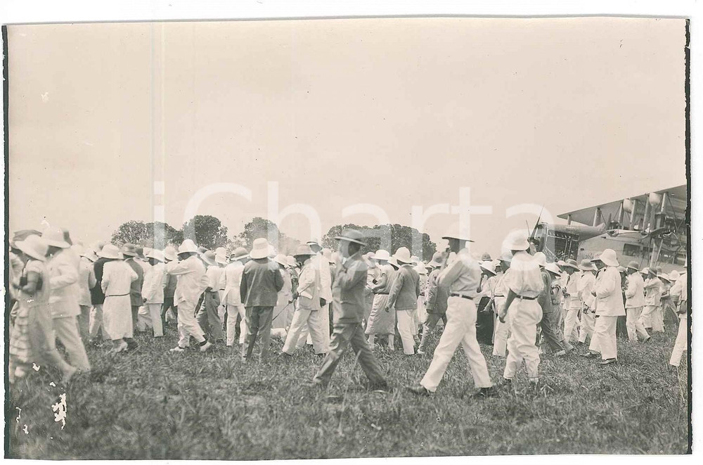 1925 ZAGOURSKI - CONGO BELGE ^Foule à l'arrivée de l'aviateur Edmond THIEFFRY  Fotocartolina postale d'epoca, opera del fotografo Casimir Zagourski (Kinshasa, Congo Belge).CONDIZIONI: P (piegatura angolare e difetti di stampa)FORMATO: 14x9 cm    originale e autentica 1