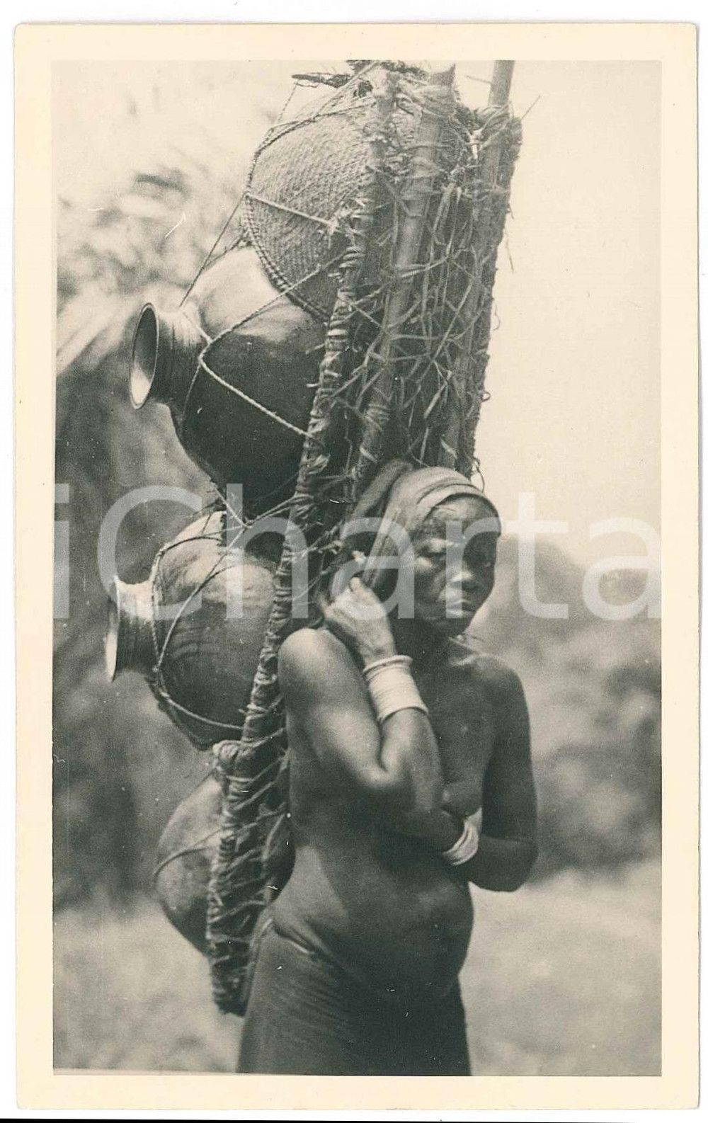 1930 C. ZAGOURSKI «L'Afrique qui disparaît» Equateur - Femme au travail - n°27  Fotocartolina postale d'epoca, appartenente alla 2^ serie &laquo;L'Afrique qui dispara&icirc;t&raquo; del fotografo Casimir Zagourski (L&eacute;opoldville).N&deg; 27, non viaggiata.TImbro al verso: "Henri Nicaise photographe - Namur"CONDIZIONI: G FORMATO: 9x14 cm    originale e autentica 1