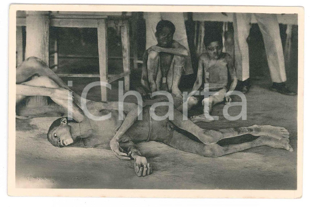 1930ca C. ZAGOURSKI «L'Afrique qui disparaît» Maladies de sommeil - Postcard 166  Fotocartolina postale d'epoca, appartenente alla serie &laquo;L'Afrique qui dispara&icirc;t&raquo; del fotografo Casimir Zagourski (L&eacute;opoldville).N&deg; 166, non viaggiata.CONDIZIONI: GFORMATO: 9x14 cm    originale e autentica 1