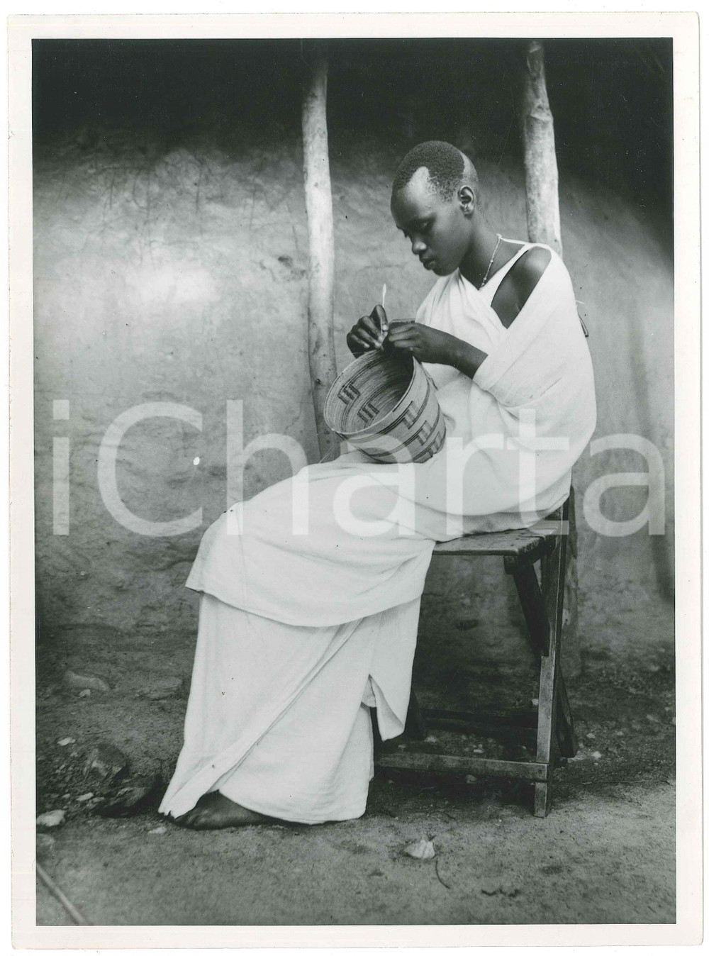 1946 RUANDA - Fille MUNYARWANDA d'origine MUTUTSI tresse panier - Photo LEBIED  Fotografia d'epoca, che reca al verso la didascalia originale.FOTOGRAFO: Lebied - Congopresse FAIR/discreto difetti di stampa Formato: 18x24 cm originale e autentica 1