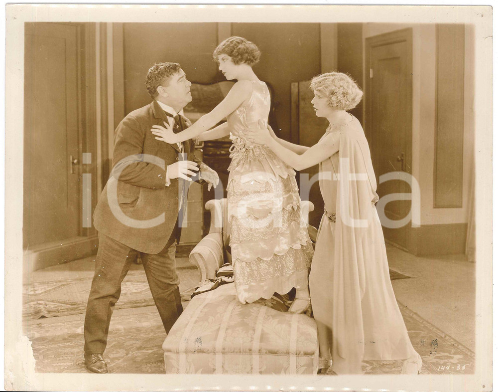 1923 USA Silent film "Pandemonio" - Viola DANA - DAMAGED Set photo (3) Fotografia originale d'epoca, con didascalia al verso. VERY POOR/gravemente danneggiato piccoli fori angolari; piegatura trasversale; macchie al lato inferiore; danni da umiditÃ  ai margini Formato: 26x20 cm originale e autentica 1