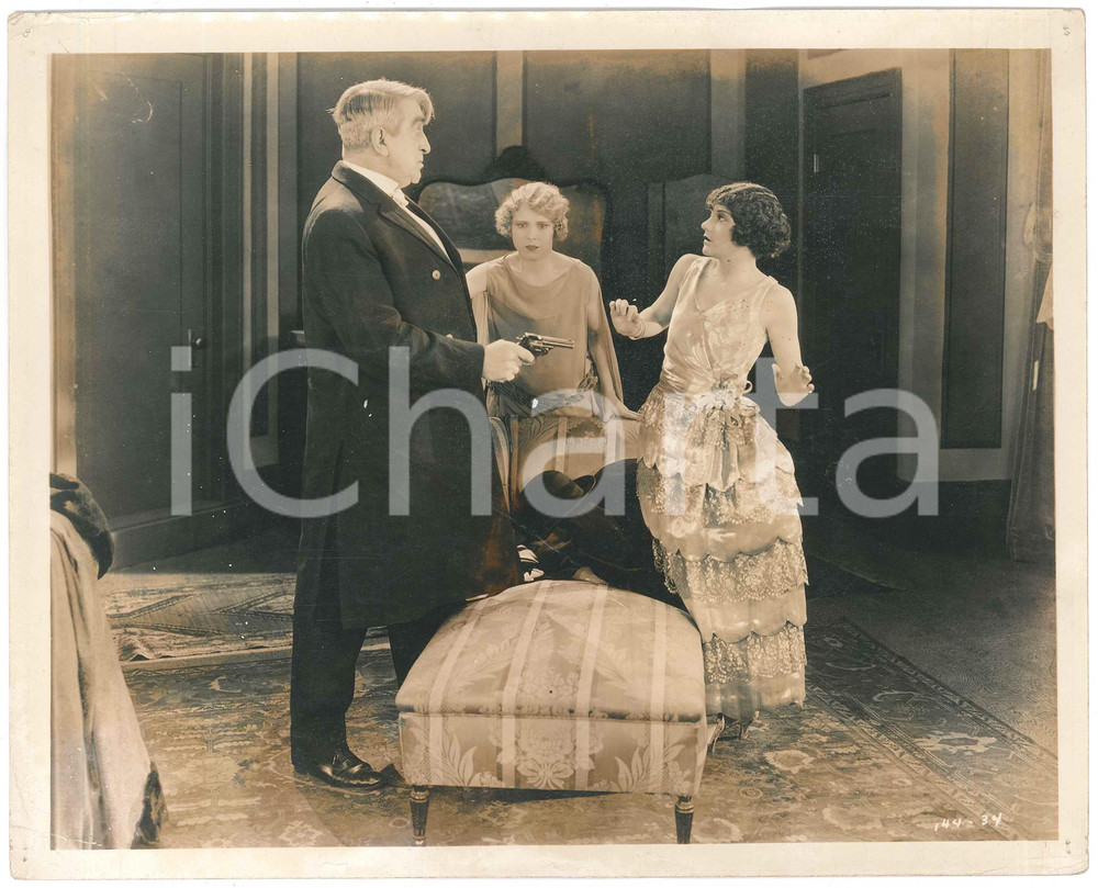 1923 USA Silent film "Pandemonio" - Viola DANA - DAMAGED Set photo (2) Fotografia originale d'epoca, con didascalia al verso. VERY POOR/gravemente danneggiato piccoli fori angolari; piegature evidenti; vasto alone Formato: 26x20 cm originale e autentica 1