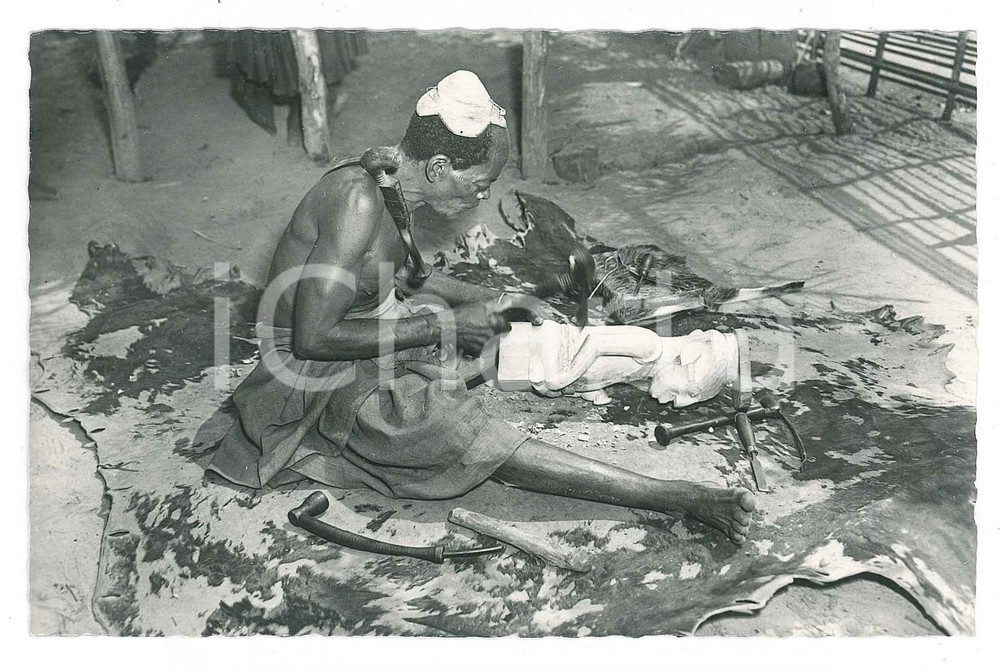 1950 ca MWEKA - CONGO BELGE Sculpteur Bakuba - Carte postale FP NV  Cartolina d'epoca, non viaggiata. GOOD/buono  Formato: 14x9 originale e autentica 1