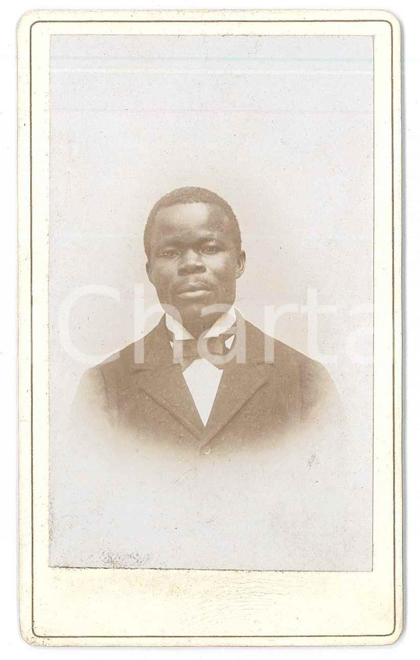 1910 ca TERVUREN - BELGIQUE African man with bow tie - Photo CDV Henri JUDEE Fotografia d'epoca. FOTOGRAFO: Henri Jud&eacute;e - Tervuren FAIR/discreto Lievi bruniture Formato: 6x10 cm originale e autentica 1