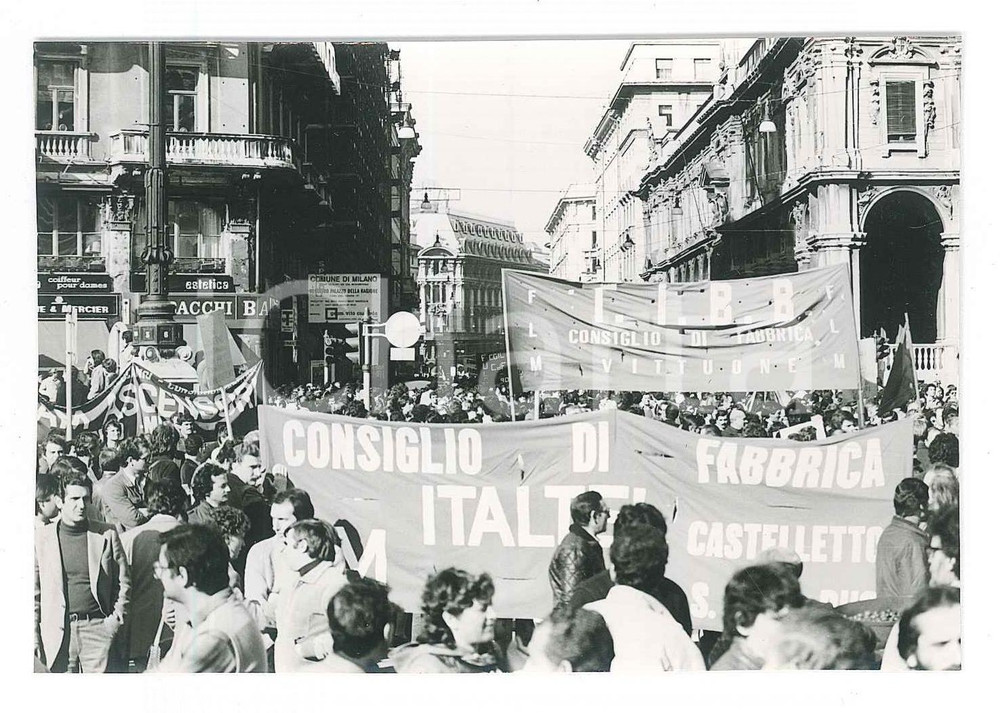 1981 MILANO Piazza Duomo - Sciopero CGIL CISL UIL - Lavoratori VITTUONE *Foto Fotografia originale. GOOD/buono  Formato: 12x8 cm originale e autentica 1